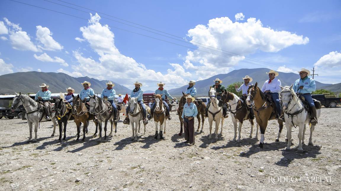 Celebran a caballo aniversario de tienda vaquera