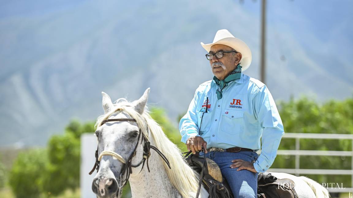 Celebran a caballo aniversario de tienda vaquera