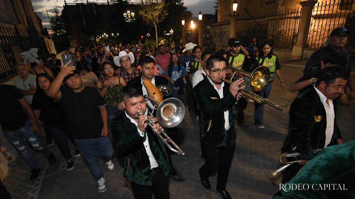 De botas y sombrero, concluyen el mes de la juventud