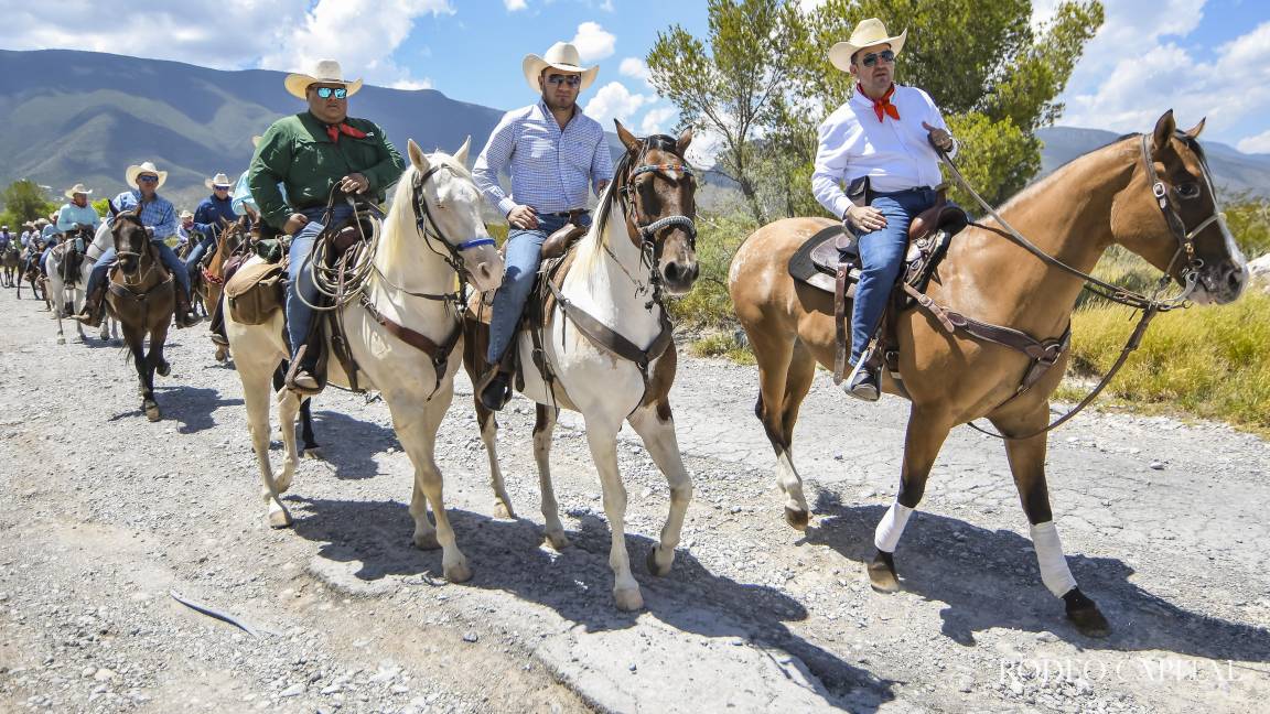 Celebran a caballo aniversario de tienda vaquera
