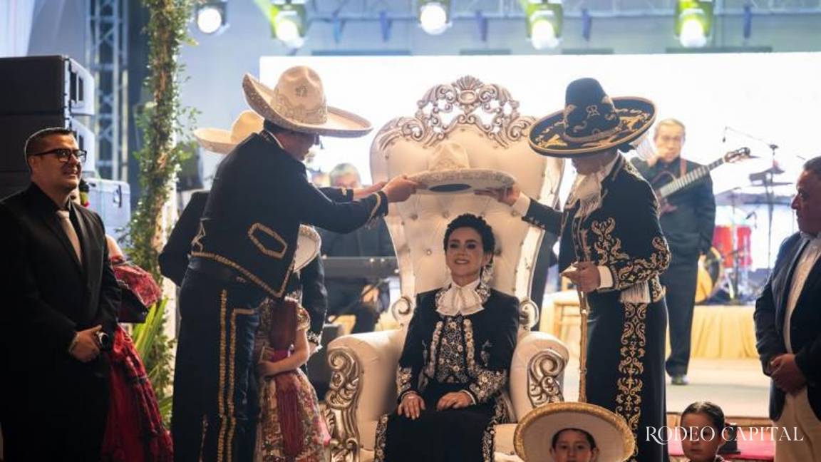 Coronan a María Elena I como reina de la categoría Charro Mayor