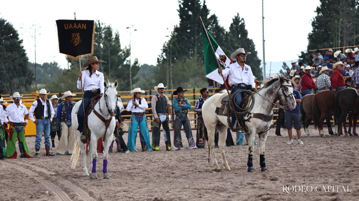 $!Jinetes y amazonas estrenaron la nueva arena de rodeo.