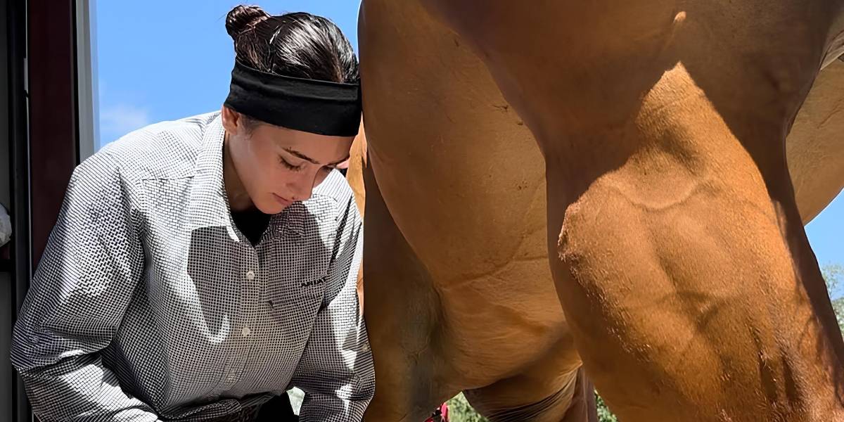 Herramientas en mano, Paulina demuestra que el oficio de herrador no tiene género.