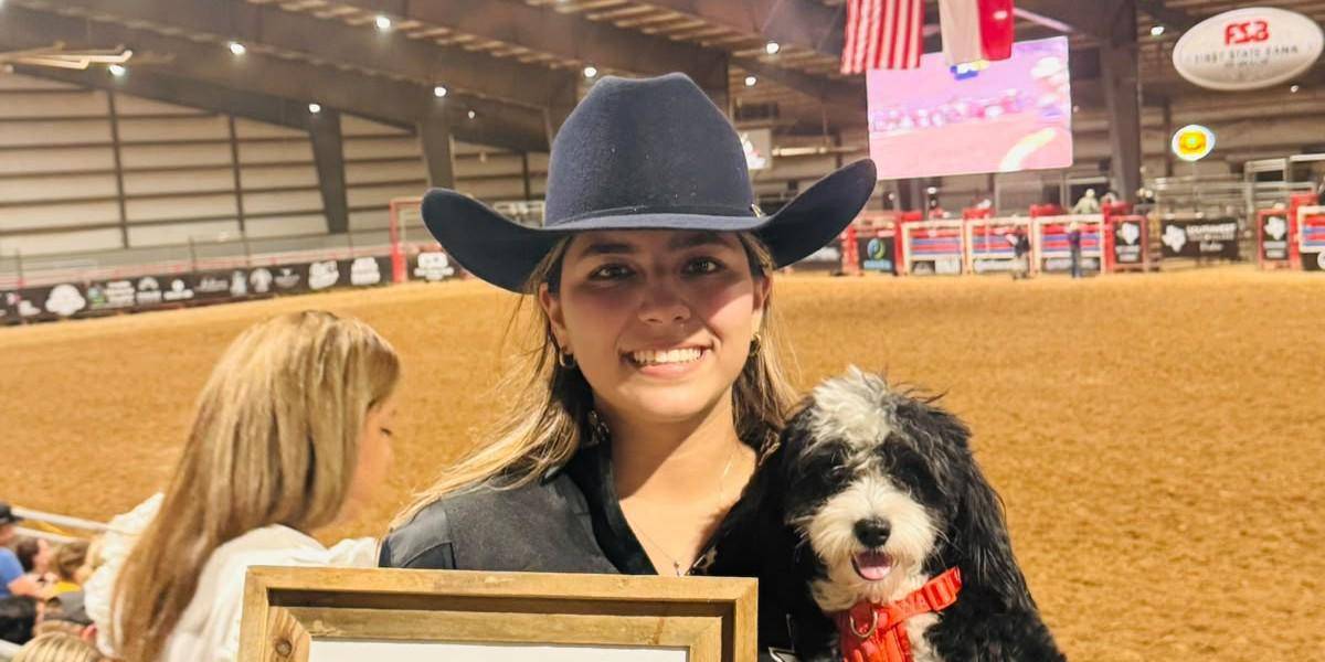 Gracias a su esfuerzo y talento, Adriana Gutiérrez recibió esta beca que se entrega anualmente en honor al vaquero Casey Cordell.