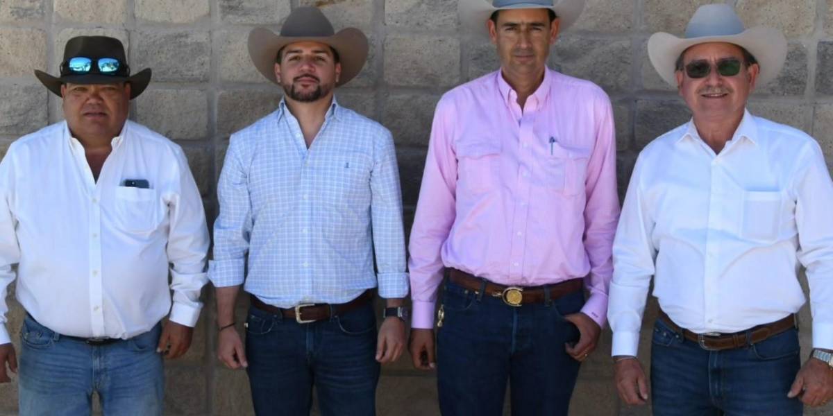 La Unión Ganadera Regional de Coahuila tiene nueva directiva encabezada por su presidente Homero Amezcua Villarreal (camisa rosa).