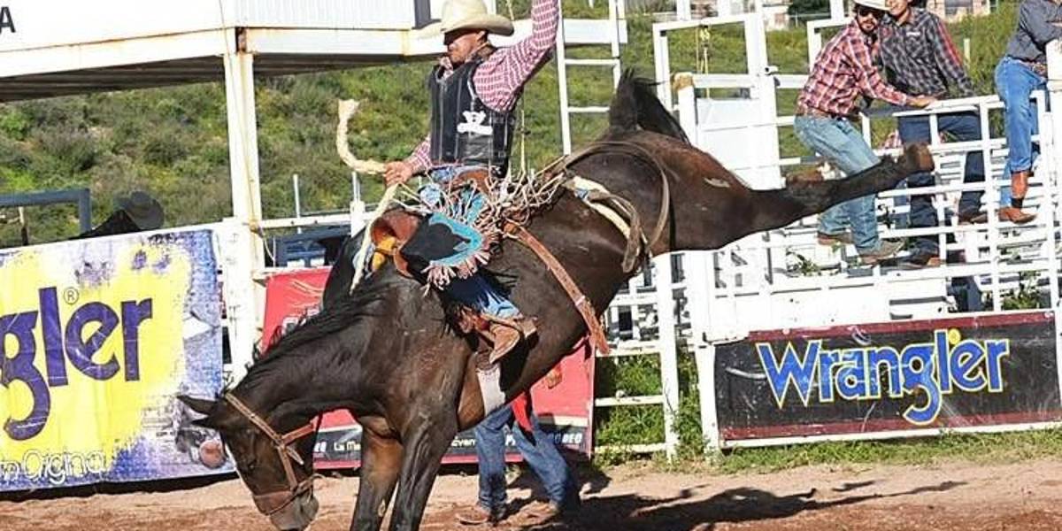 El jinete de Caballos con montura representó a Chihuahua en competencias internacionales de PRCA.