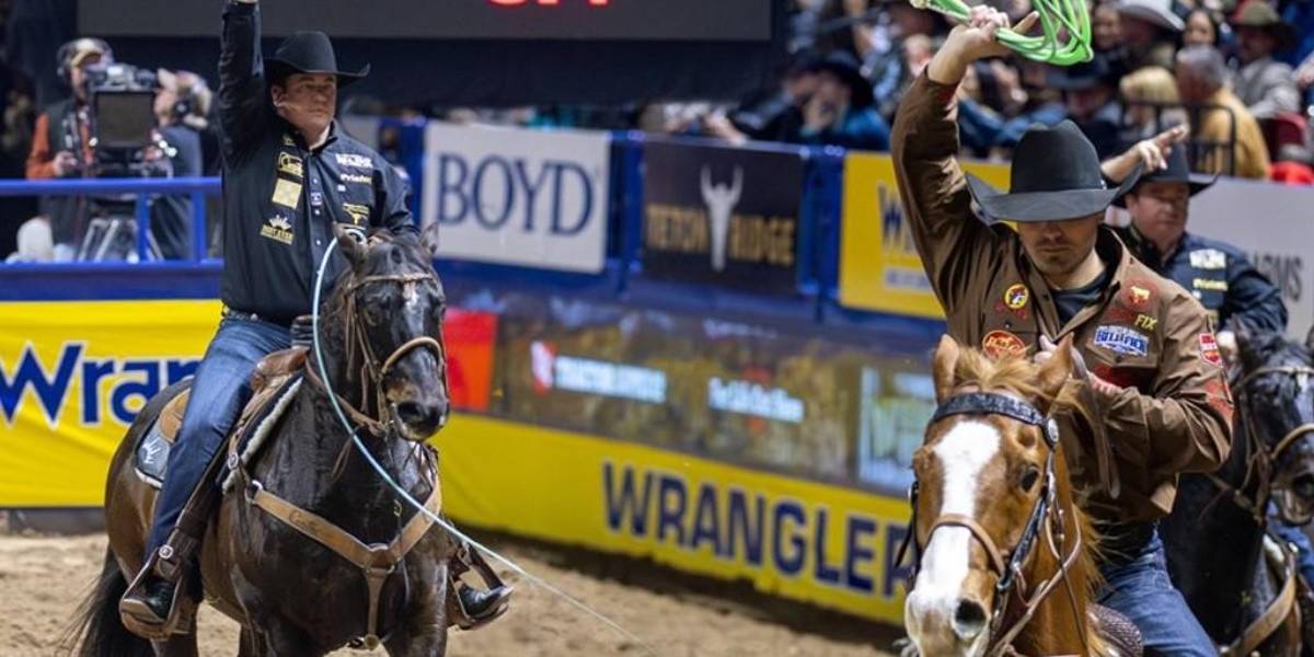 Tanner Tomlinson y Travis Graves celebran no sólo ganar la sexta ronda, sino también marcar un nuevo récord en Lazo por pareja.