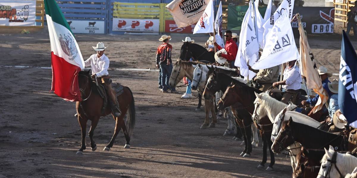 Pablo Múzquiz fue el encargado de portar la Bandera de México en el inicio de las actividades del Rodeo Rancho. FOTOS: HÉCTOR GARCÍA