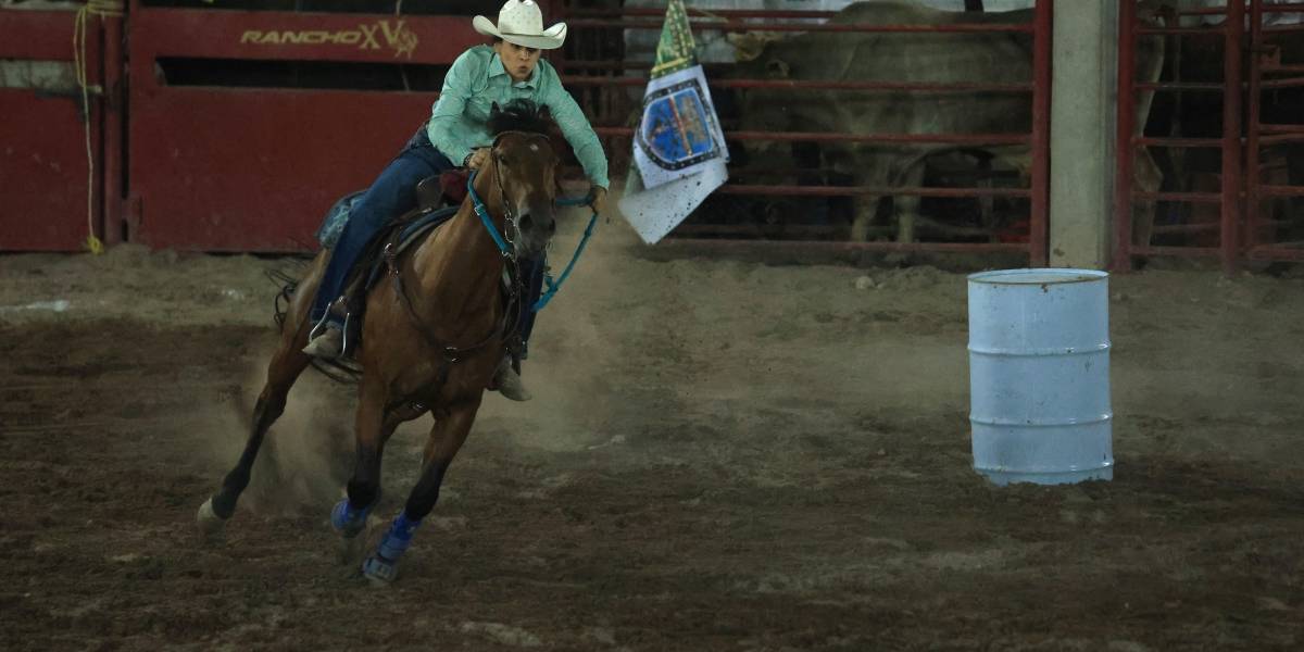 La carrera de barriles será uno de los principales atractivos del Parras Rodeo Ribeye and Wine Fest 2026.