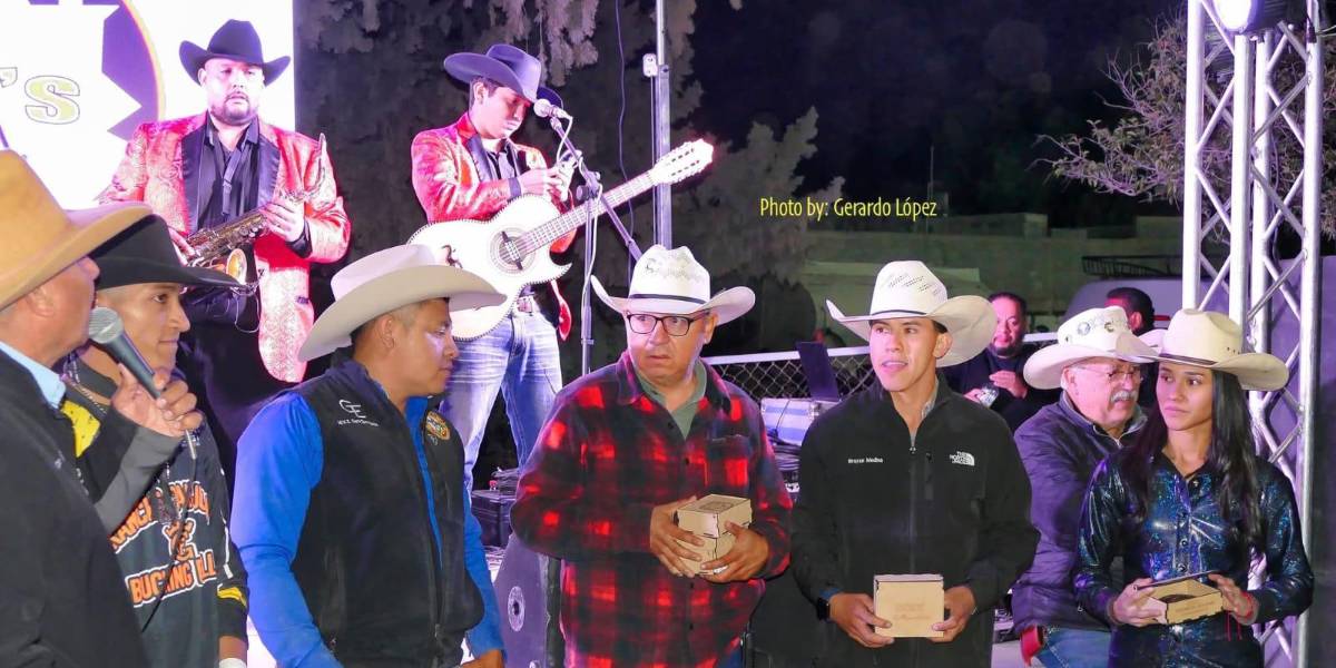 Brayan Medina y Diana Thompson (derecha) fueron los ganadores de la monta de toro y carrera de barriles, respectivamente.