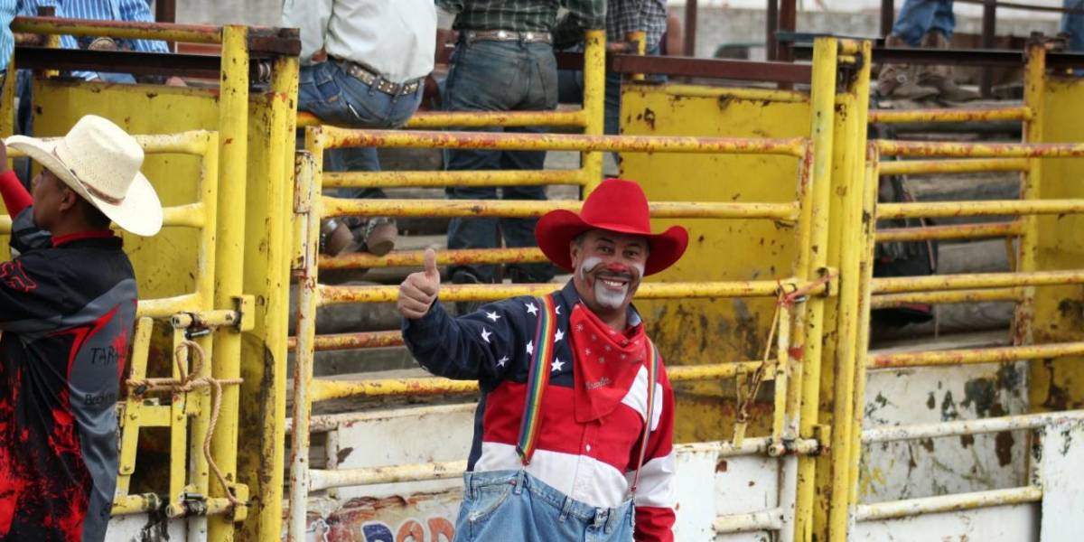 Casi cinco décadas de trayectoria avalan el apoyo del público a la carrera de Chuy Bustamante en el rodeo mexicano.