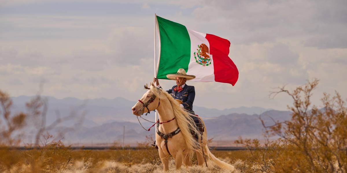 Tomás Garcilazo porta el traje que representa a México en escenarios de todo el mundo.