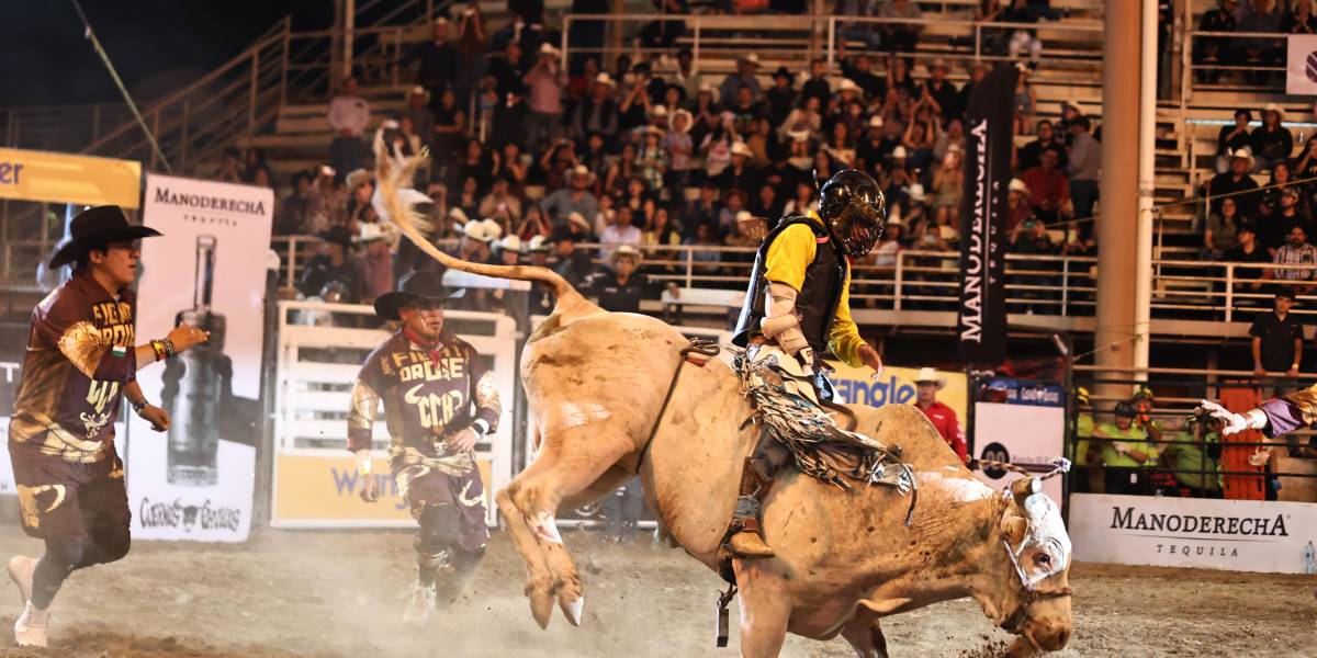 Erick Montañez, el campeón de la noche, montó a los toros Cimarrón y Rebelde para conquistar el campeonato de Cuernos Chuecos.