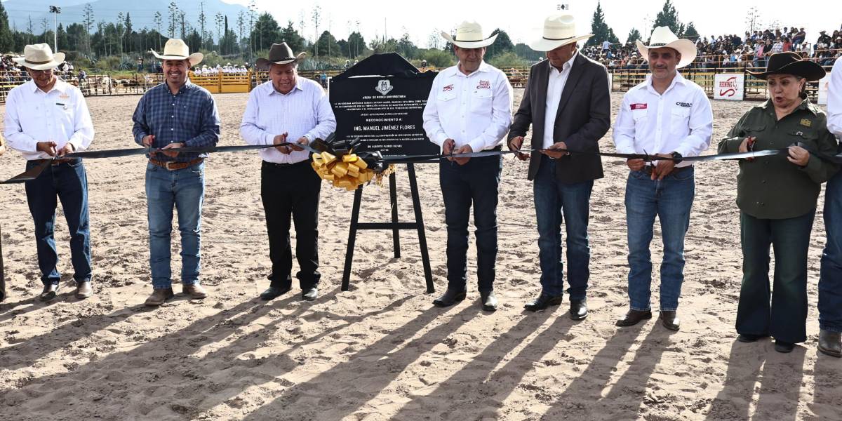 El rector Alberto Flores Olivas inauguró la nueva arena de rodeo en la UAAAN donde reconoció el impulso de Manuel Jiménez Flores al rodeo universitario.