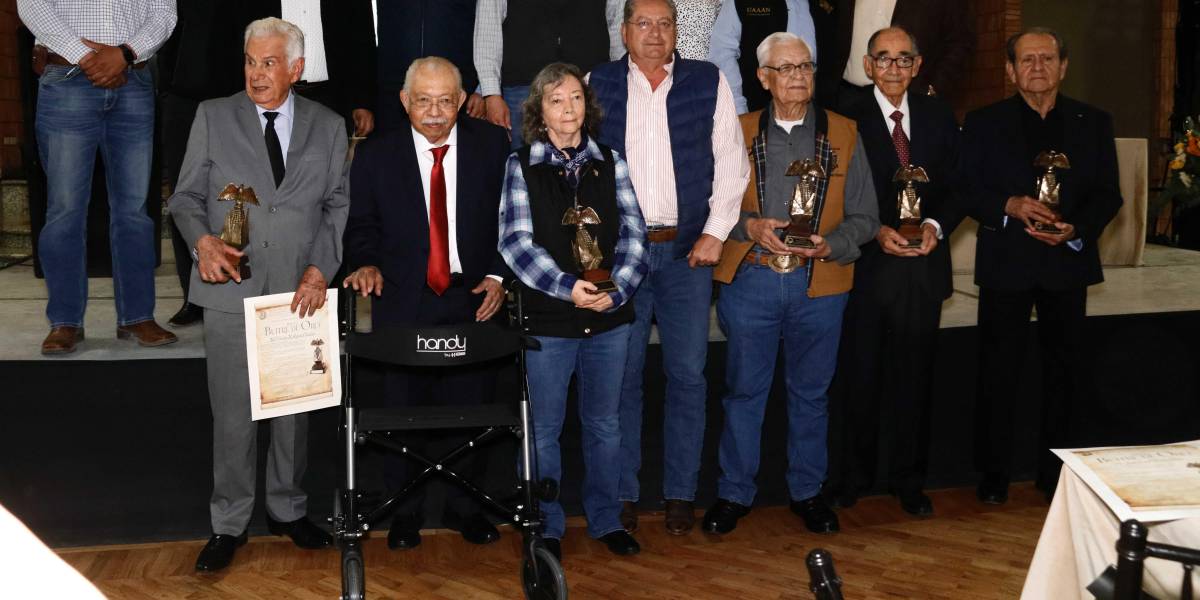 La Universidad Agraria Antonio Narro celebró el Día del Agrónomo con la entrega de siete preseas a egresados distinguidos por su labor en el campo.