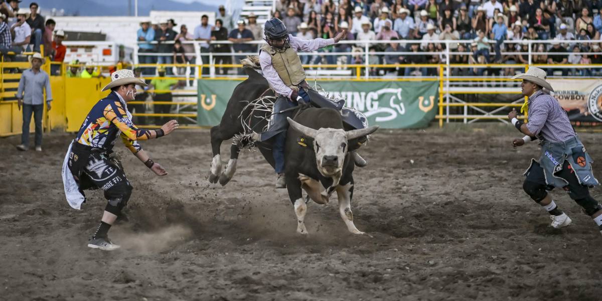 La Arena 8 Segundos estuvo a su máxima capacidad en público y emociones con las diferentes disciplinas del rodeo.