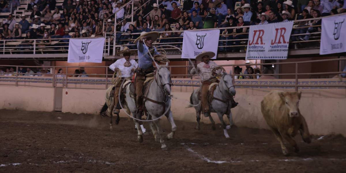 La Charreada Nocturna Universitaria se llevó a cabo en el Lienzo Charro Profr. Enrique González Treviño.