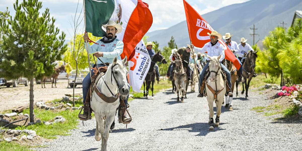 Celebran a caballo aniversario de tienda vaquera