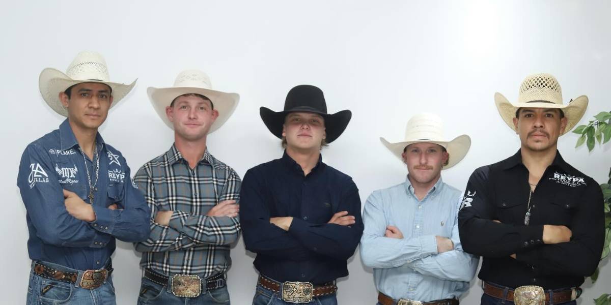 Álvaro Álvarez (izq.) y Luis Porto (der.) junto a los jinetes del equipo internacional con quienes inician hoy la competencia en el Votu International Rodeo, de Brasil.