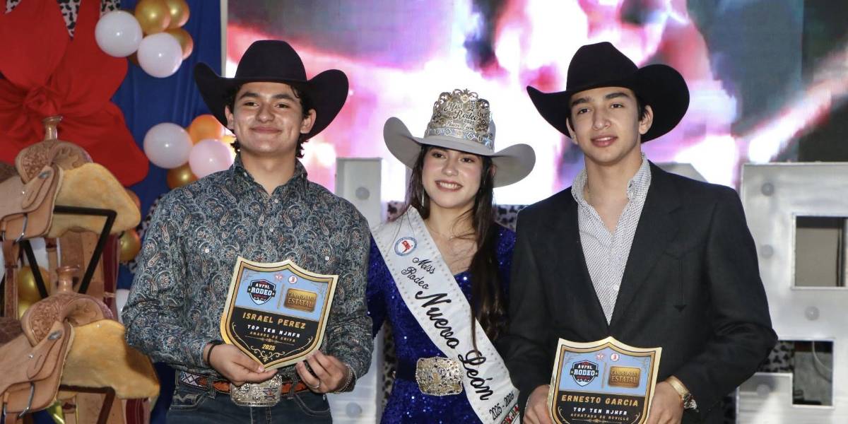 Israel Pérez Tovar (izq.), portada de RODEO CAPITAL en agosto, ganó ocho hebillas y la montura de Vaquero completo, pero ya tiene el objetivo de ganar una beca para estudiar y seguir practicando rodeo en una universidad de Estados Unidos.