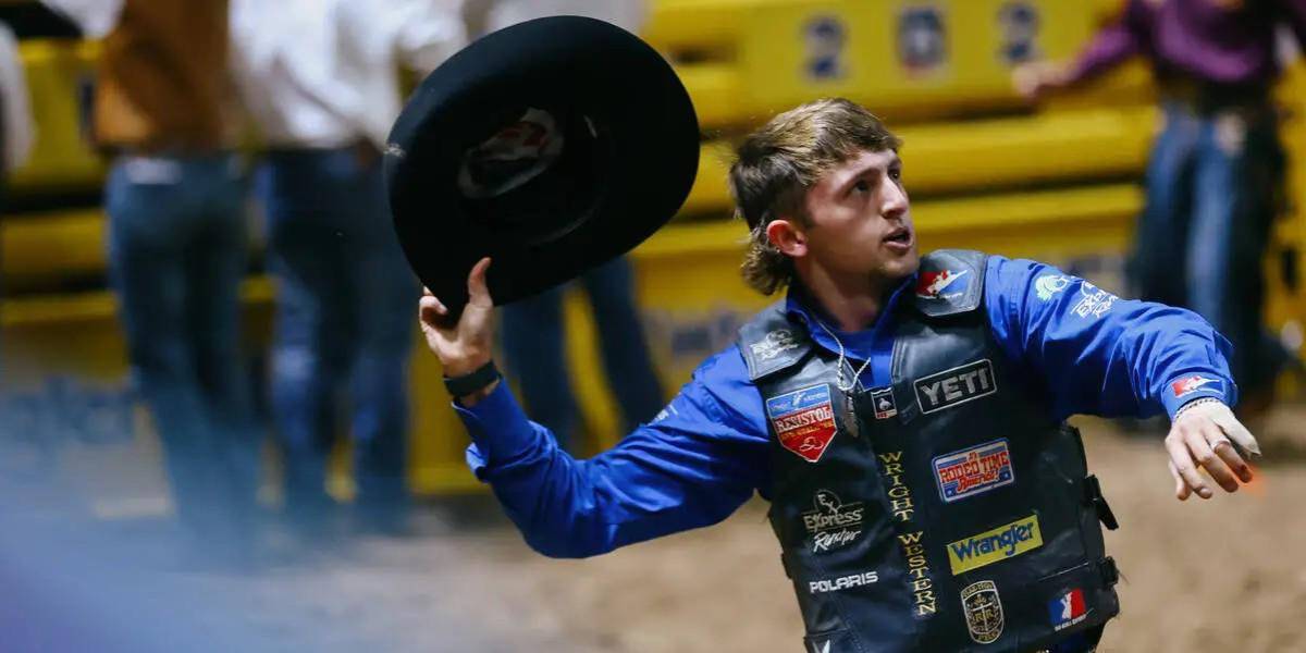 Statler, uno de los hermanos Wright, celebra tras montar a Talk Derby 2 Me en la prueba de monta de caballos con silla durante la séptima ronda de las Finales Nacionales de Rodeo. FOTO: INSTAGRAM