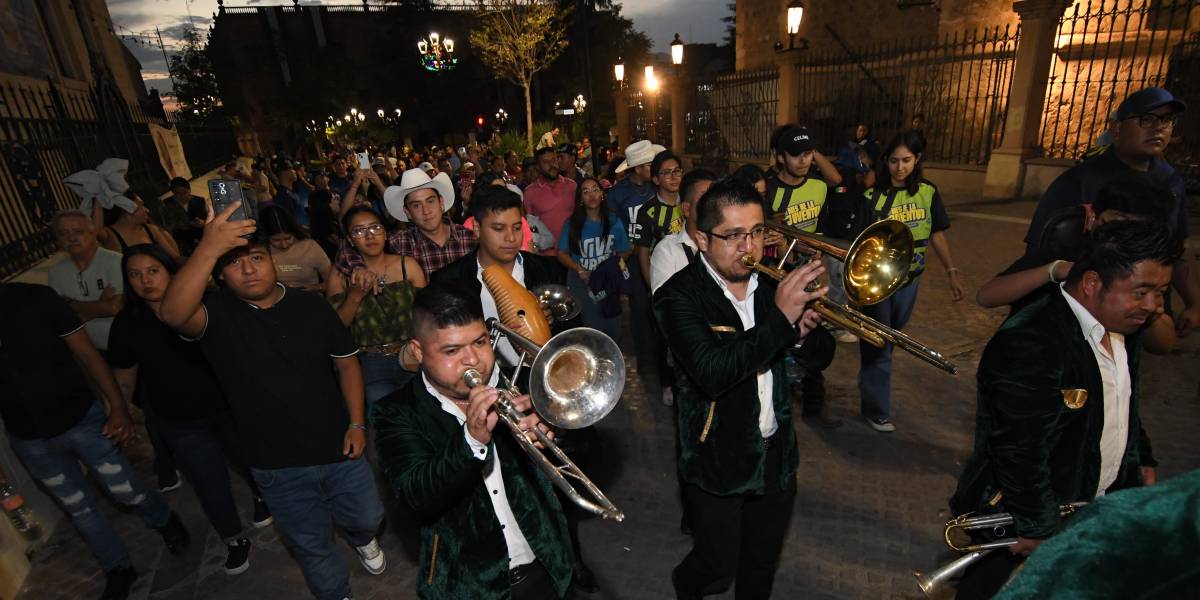 La música de banda sinaloense puso ritmo a la Callejoneada Norteña por la Juventud, realizada en las calles del Centro de Saltillo.