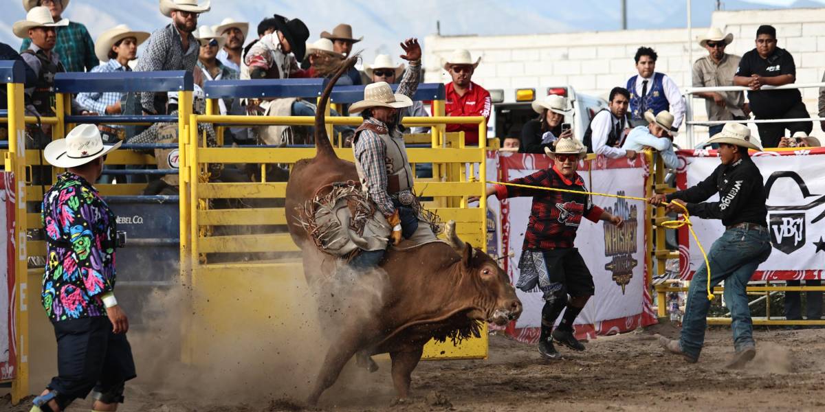 La Arena 8 Segundos vibró con las emociones del Xtreme Bull Rider donde Néstor Valtierra fue el campeón entre 17 vaqueros participantes.
