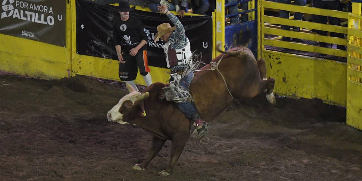 El jinete de San Juan de la Vaquería, Luis Porto, logró una monta de 87 puntos para ser campeón del Rodeo de las Estrellas 2026. FOTOS: OMAR SAUCEDO