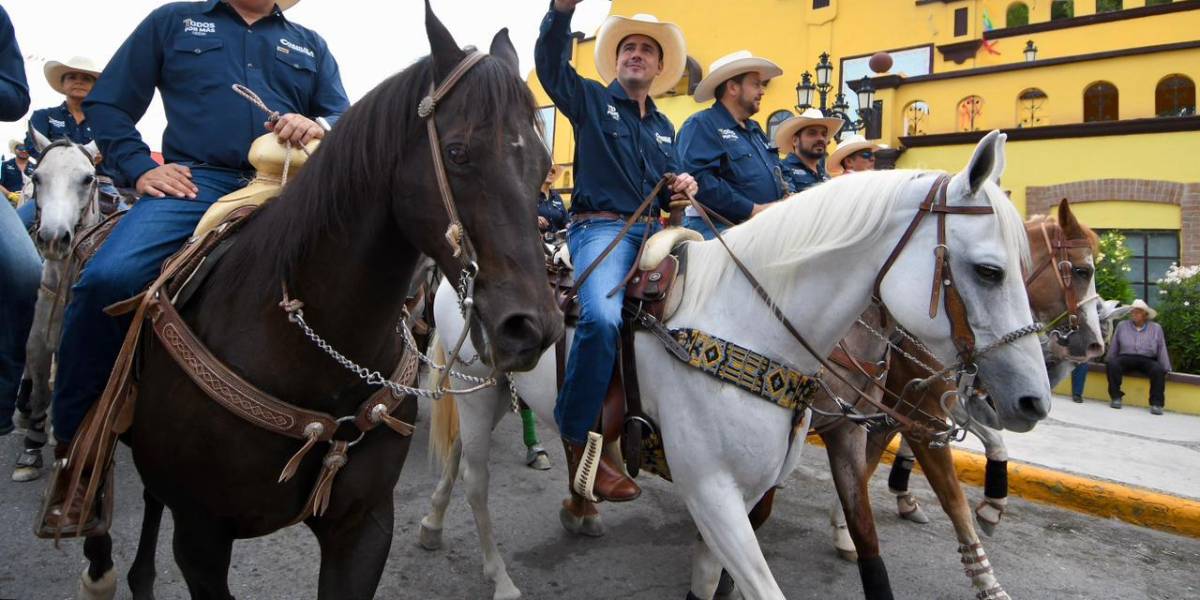 Cabalgan en Ramos Arizpe para celebrar el orgullo norteño