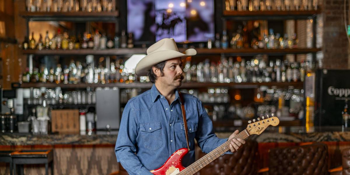 Un Luthier a Trote entre guitarras y caballos