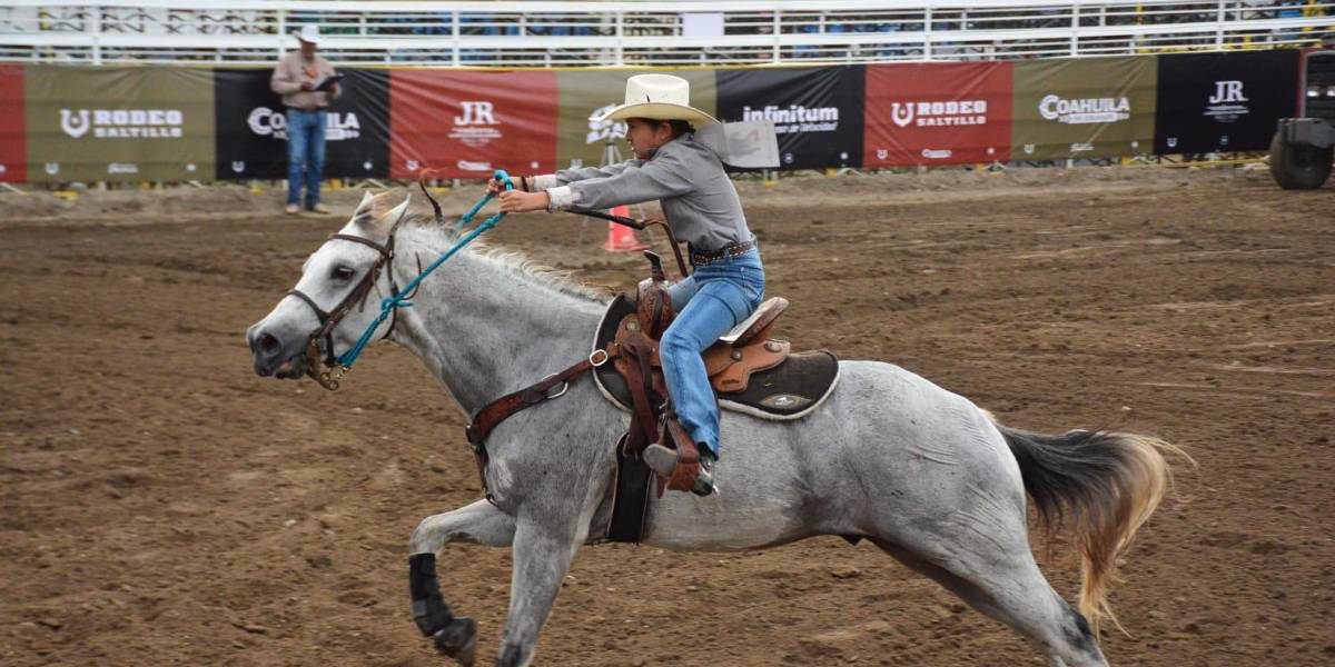 Roberta González logró un tiempo de 16.511 para ponerle emoción y adrenalina a la eliminatoria de barriles del Rodeo Saltillo. FOTOS: FRANCISCO MUÑIZ
