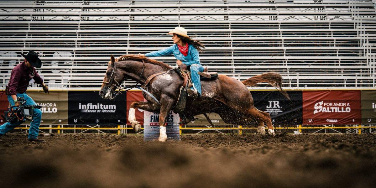La barrilera y charra jalisciense, Noelia Ibarra grabó en el Rodeo Saltillo algunas escenas de la película “Indomable”.