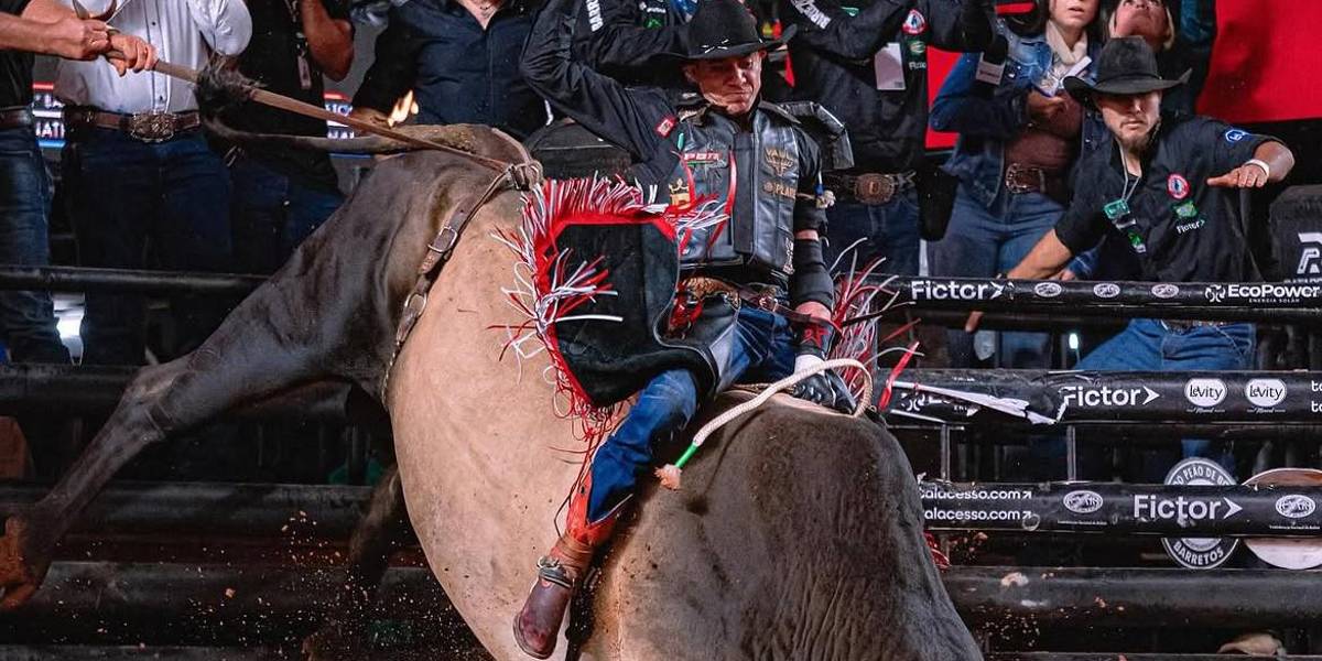 Álvaro Álvarez durante una de sus montas en Barretos 2025.