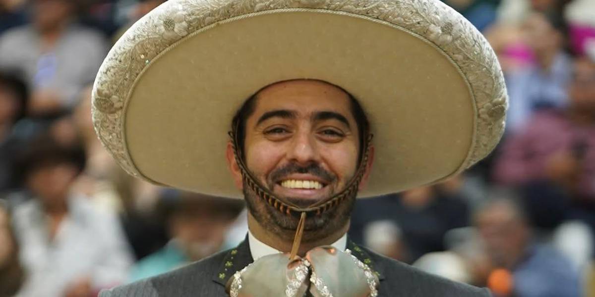 El charro veracruzano fue intervenido el viernes y fue inducido al coma en terapia intensiva. Se encuentra en un hospital privado de Orizaba.