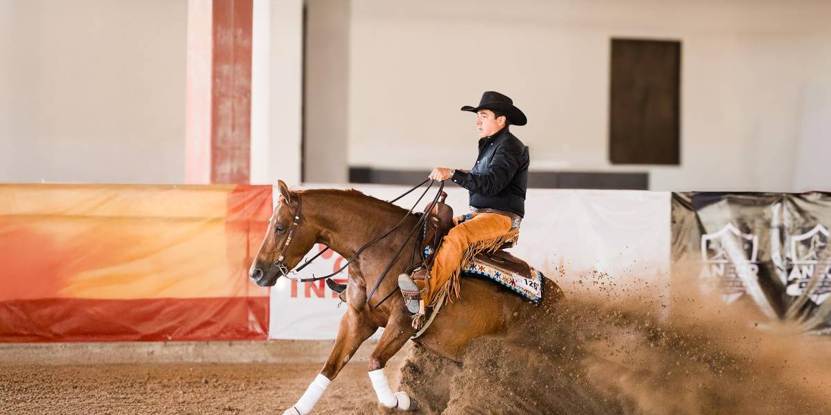 Aldo Ramón en competencia de reining sobre In My Glory Days, hija de Iceman y Gun N For Glory, en Cadereyta NL. FOTO: CORTESÍA ALDO RAMÓN