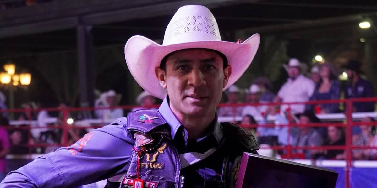 A los cinco segundos, aproximadamente, Álvaro fue derribado por el toro y perdió la oportunidad de sumar sus primeros puntos. El sábado pasado fue el campeón de International Bull Riding Challenge, en Las Encinas.