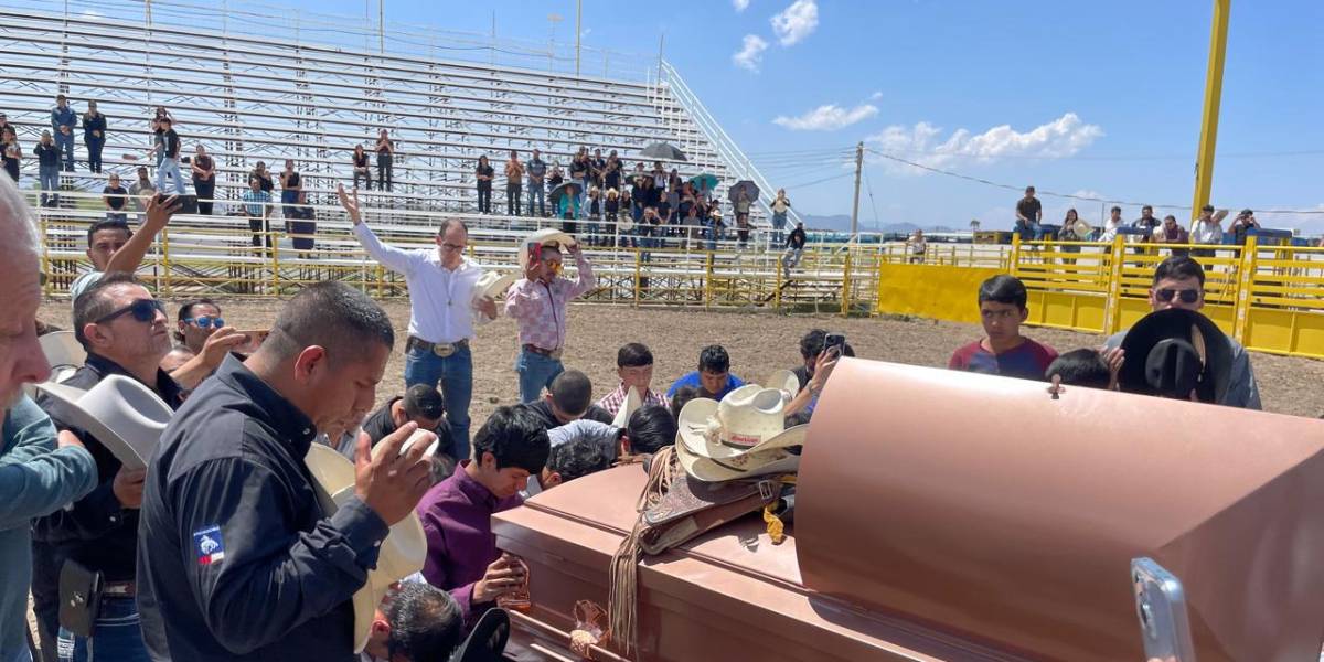 Las plegarias, porras y lágrimas fueron parte del homenaje a Eliud Aranda, un grande de las arenas.