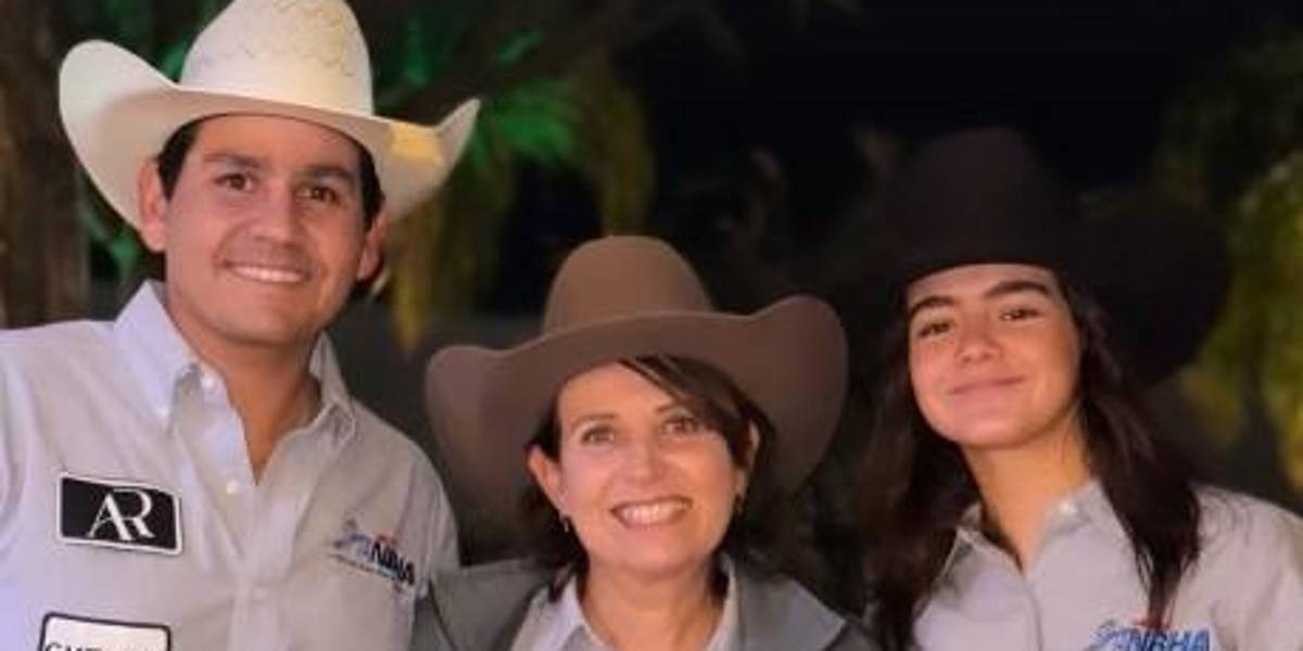 Los barrileros mexicanos con la multicampeona monclovense, Myriam Flores.