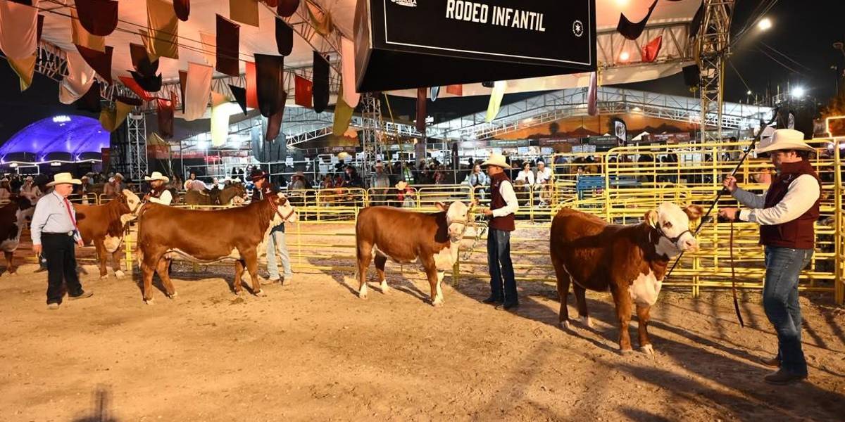 Ejemplares de alta genética desfilan en la pista de calificación del nuevo complejo Expo Coahuila durante el Rodeo Saltillo 2026. FOTOS: OMAR SAUCEDO