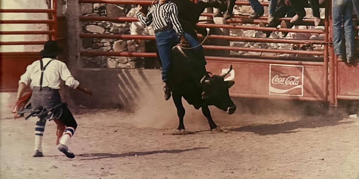 Paco Galindo se aferra al lomo del toro con el cuerpo en tensión perfecta, mientras la tribuna observa en vilo. Lo que para muchos es espectáculo, para él era destino.