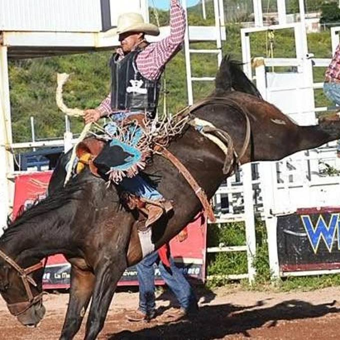 El jinete de Caballos con montura representó a Chihuahua en competencias internacionales de PRCA.