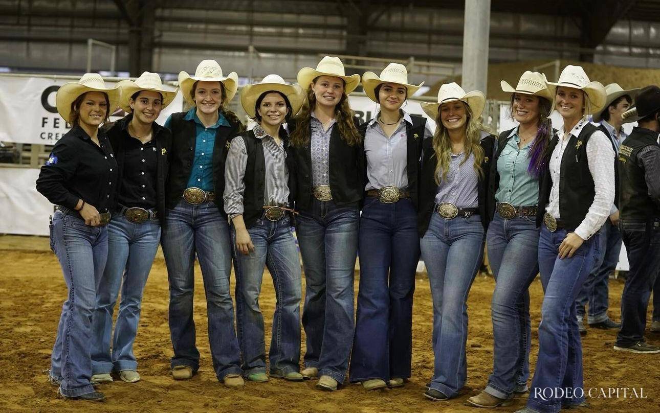 $!Andrea entrena bajo la guía de Justin Browning y Kelly Cornier; aquí con el equipo femenil de rodeo de su universidad. FOTO: CORTESÍA ANDREA MARTÍNEZ
