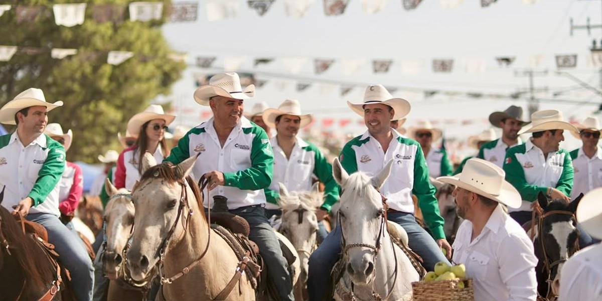 La 37a. edición de la Gran Cabalgata de Sabinas estuvo llena de un gran ambiente familiar, orgullo y preservación de las tradiciones norteñas. El Gobernador Manolo Jiménez y el Alcalde José Feliciano Díaz encabezaron el contingente.