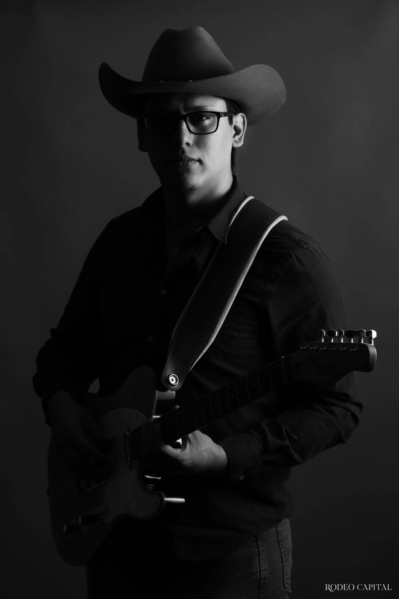 $!Carlos Téllez, sintetizador de guitarra.