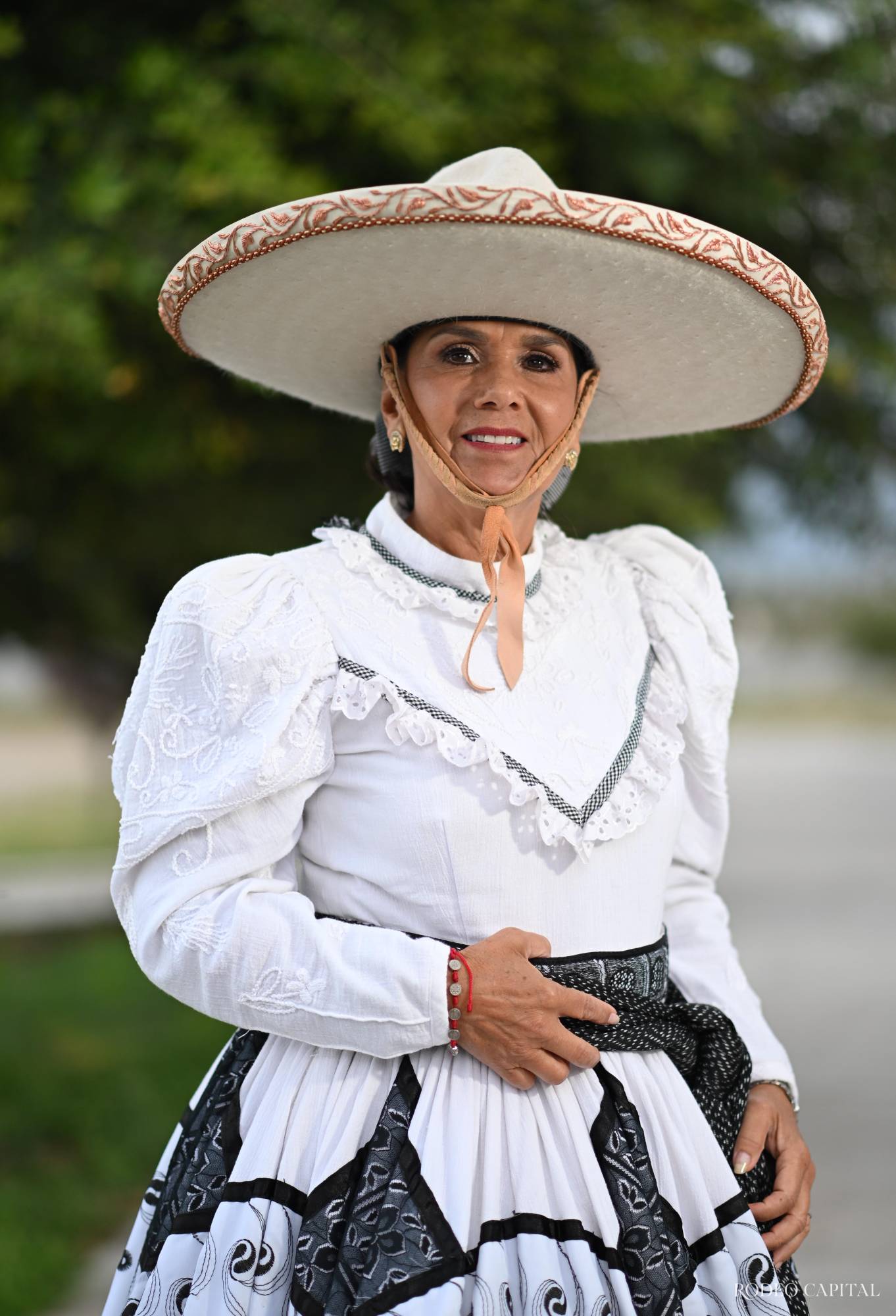 $!El traje de Adelita es para la señora Liliana Salinas una forma de portar con orgullo la tradición charra. FOTO: OMAR SAUCEDO / LOCACIÓN: LIENZO CHARRO EL REGALO