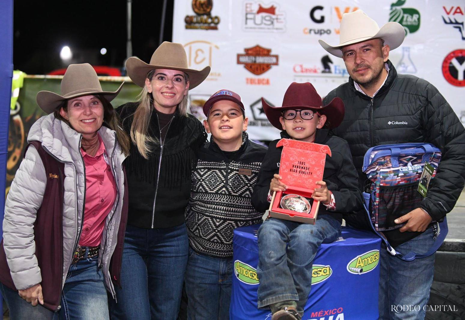 $!En familia se construyen las campeonas: Inés junto a sus padres, su hermano Maurilio y su entrenadora Myriam Flores (izq.). FOTO: CORTESÍA