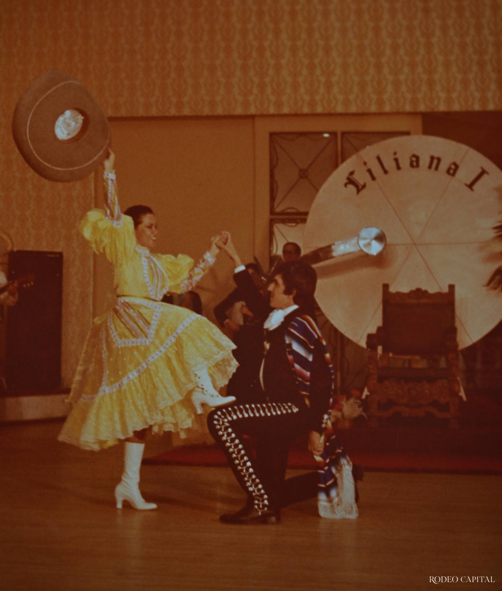 $!Como tradición la reina y su chambelán, su esposo Manuel Jiménez, bailan el Jarabe Tapatío en la Coronación.