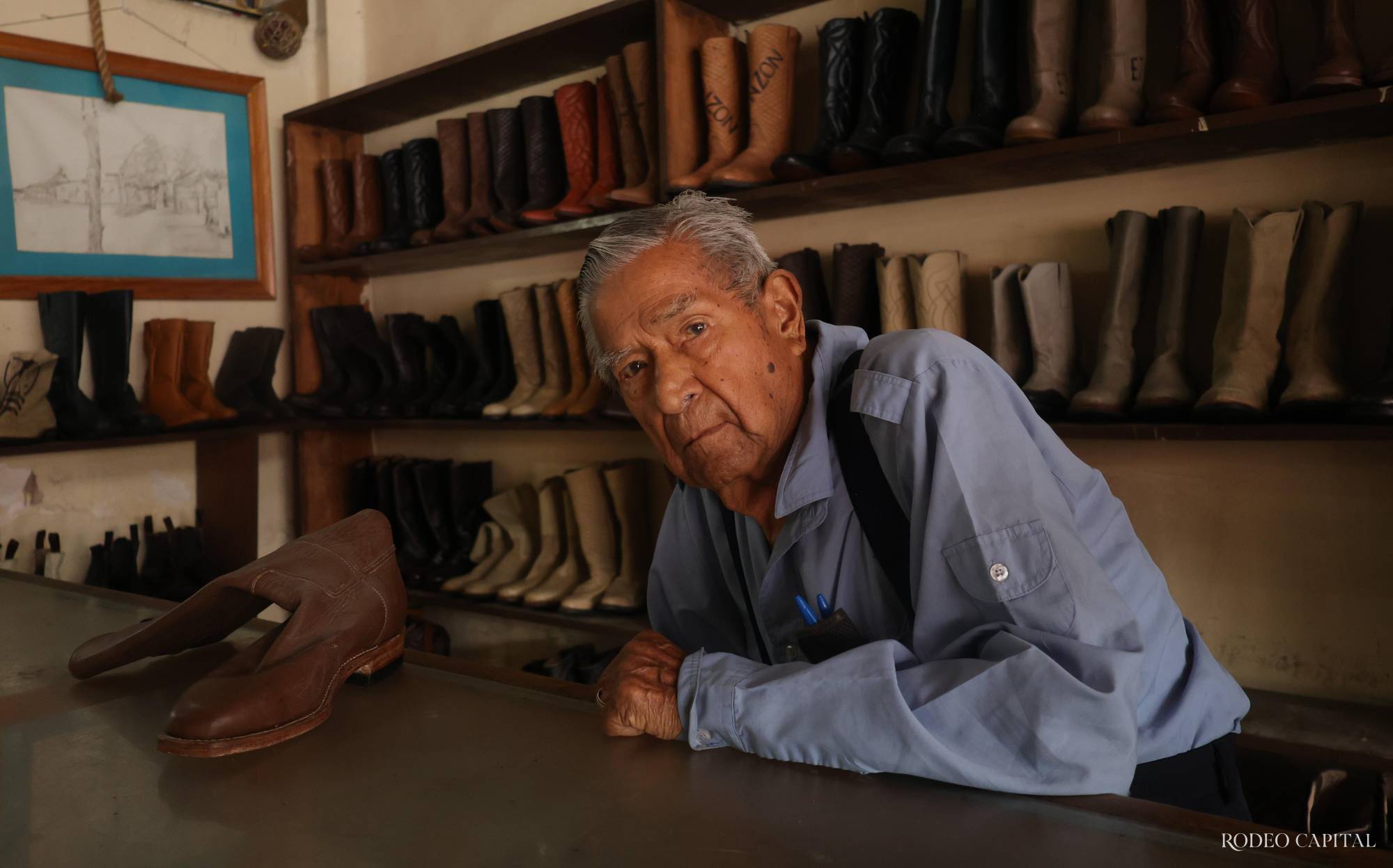 $!Don Raúl Martínez Cárdenas, de 93 años, se alista con paciencia día con día para comenzar una nueva jornada.
