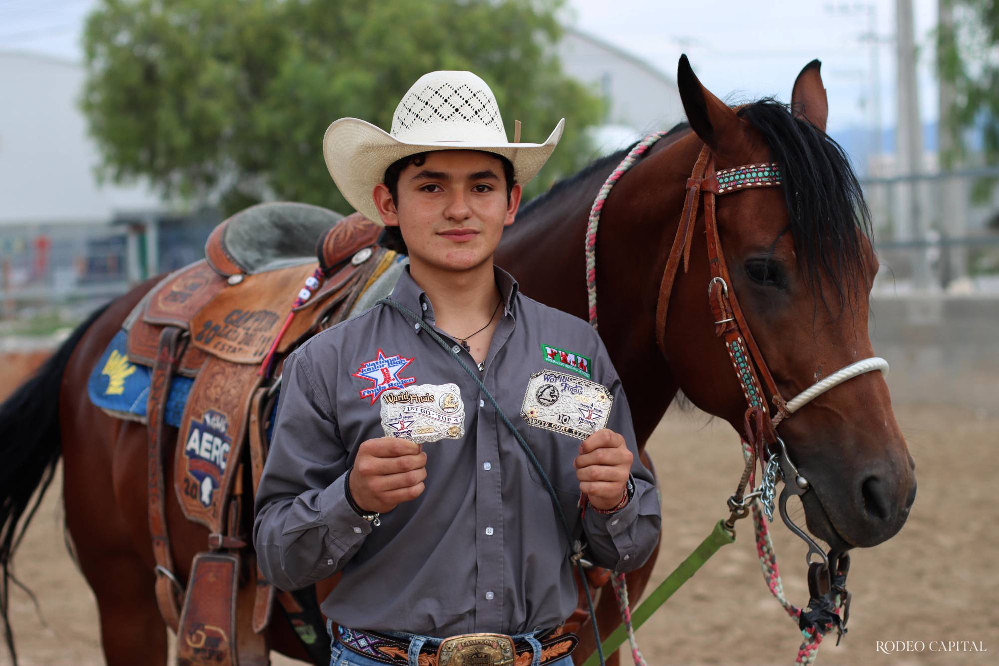 $!Israel muestra a RODEO CAPITAL las hebillas de top 4 y top 10 conseguidas en Iowa. FOTO: FRANCISCO MUÑIZ