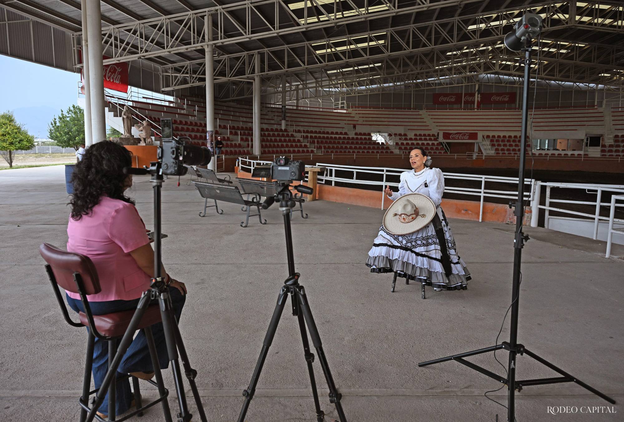 $!La señora Liliana Salinas en entrevista con Aracely Gallegos, para RODEO CAPITAL. FOTO: OMAR SAUCEDO / LOCACIÓN: LIENZO CHARRO EL REGALO